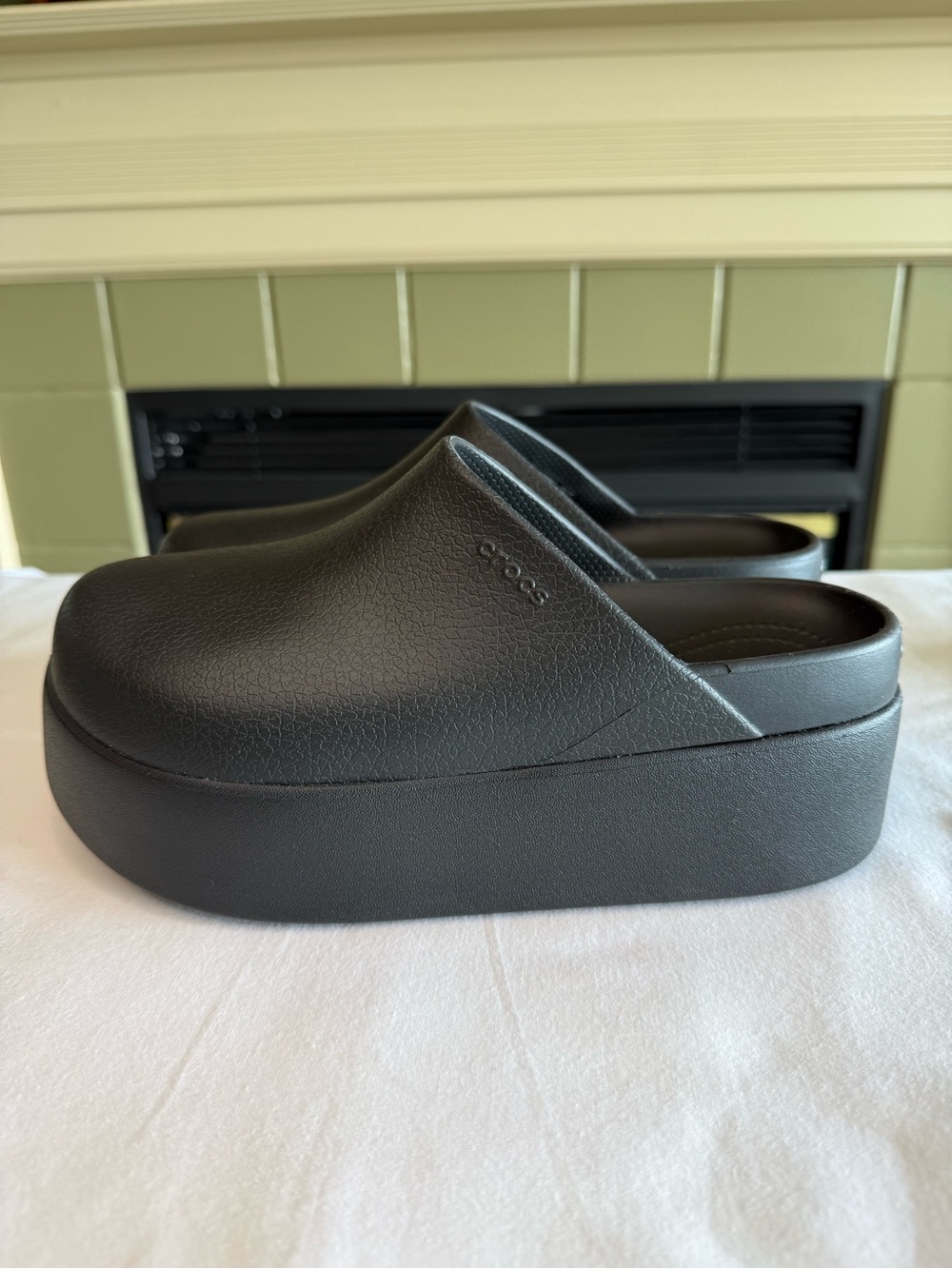 NWOT CROCS Dylan PlatformClog/Mule Black Women’s Size 9